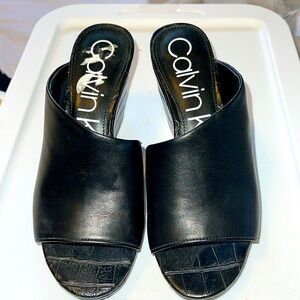 New- CALVIN KLIEN WOMENS WEDGE SANDAL. Sz. 5.5